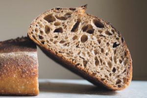 Leia mais sobre o artigo Pão Com Fermento Natural: Por Que Ele Vem Conquistando Tantos Fãs?